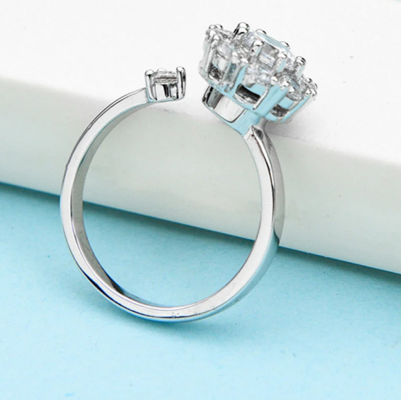 Adjustable Rotating Flower Ring