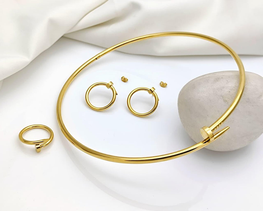 Aurum Edge Nail Jewelry Set – Gold Necklace, Ring & Hoop Earrings