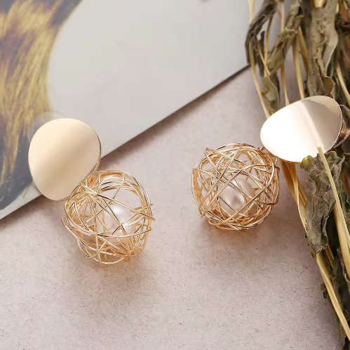 Bird Nest Pearl Drop Earrings - ORYX TREND EaringDrop earrings featuring a polished gold disc stud connected to a dangling wire-wrapped sphere (bird's nest style) encasing a single pearl.Default Title#
