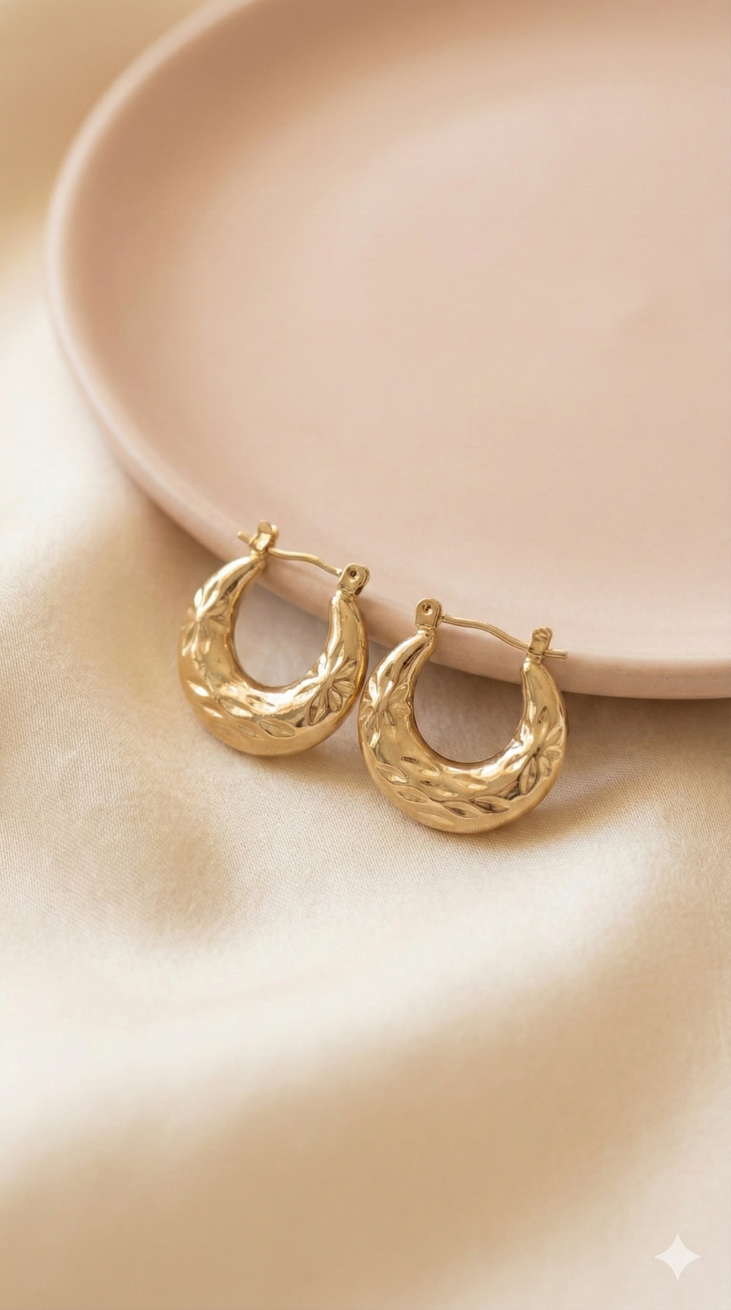 Carved Gold Chunky Hoop Earrings - Textured Huggies - ORYX TREND EaringElevate your earring stack with the ORYX trend Carved Gold Chunky Hoop Earrings. These small, substantial hoops feature a beautiful etched, starburst texture that catches the light and adds a vintage-inspired touch. Designed for comfortable, everyday wear, these huggies are the perfect size for adding a pop of golden glamour. A timeless and versatile addition to your ORYX trend collection of gold jewelry.Default Title#