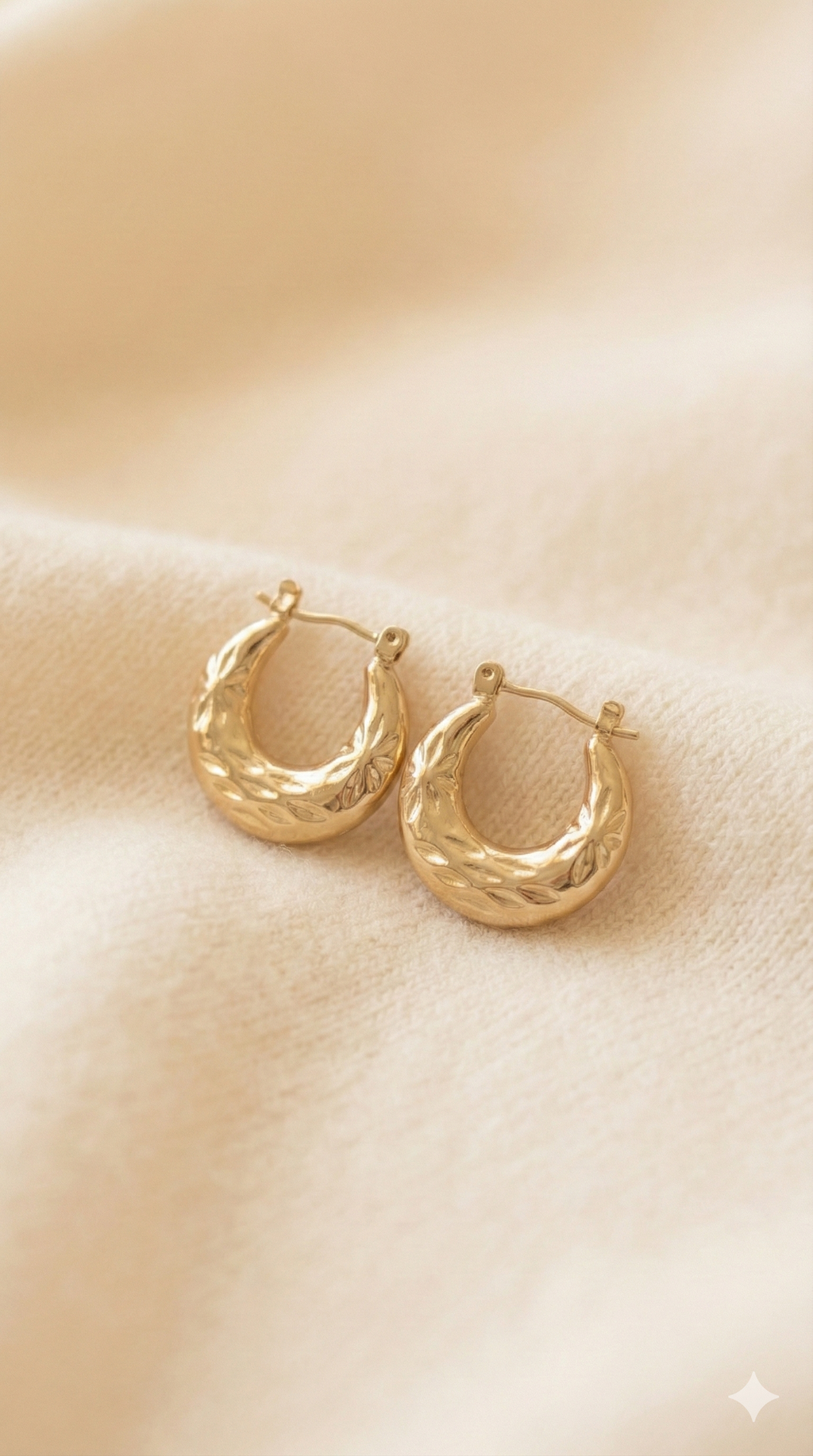 Carved Gold Chunky Hoop Earrings - Textured Huggies - ORYX TREND EaringElevate your earring stack with the ORYX trend Carved Gold Chunky Hoop Earrings. These small, substantial hoops feature a beautiful etched, starburst texture that catches the light and adds a vintage-inspired touch. Designed for comfortable, everyday wear, these huggies are the perfect size for adding a pop of golden glamour. A timeless and versatile addition to your ORYX trend collection of gold jewelry.Default Title#