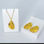 Golden Abstract Swirl Necklace & Earrings Set - Unique Statement Jewelry - ORYX TREND Necklace SetMake a bold statement with this stunning golden jewelry set. The set includes a unique necklace with a fluid, abstract swirl pendant and a pair of matching stud earrings. The polished, high-shine finish gives this contemporary design a luxurious feel. Perfect for adding an artistic touch to your outfit, this set is a must-have for those who love modern and unconventional accessories.Default Title#