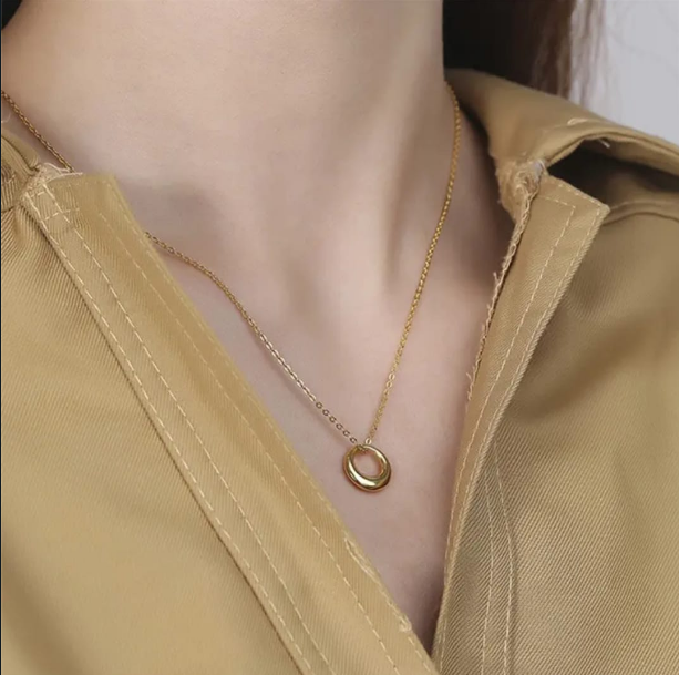 Minimalist Gold Interlocking Circles Necklace