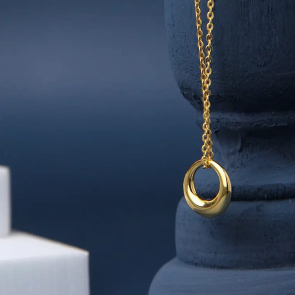 Minimalist Gold Interlocking Circles Necklace
