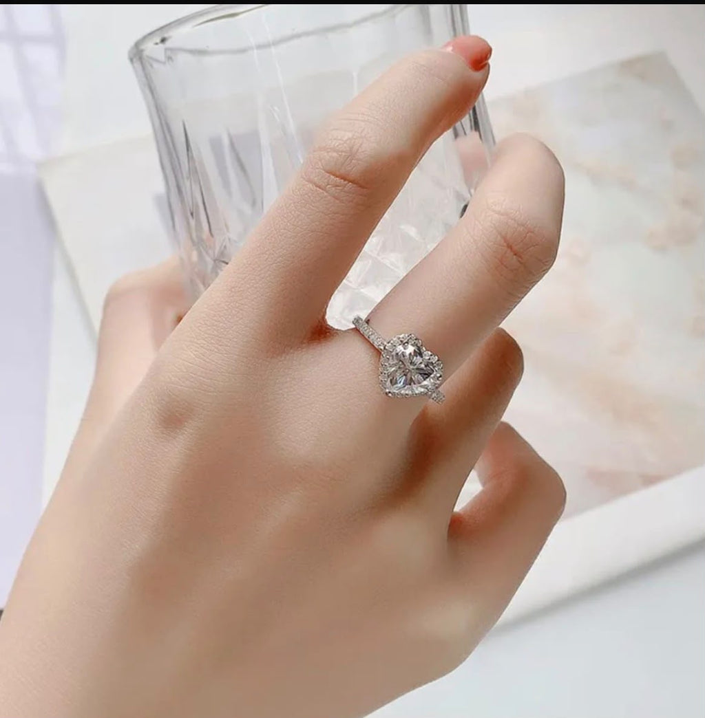 Heart-Shaped Crystal Engagement Ring – Elegant Women’s Solitaire Ring