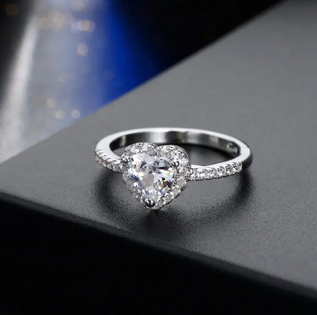 Heart-Shaped Crystal Engagement Ring – Elegant Women’s Solitaire Ring